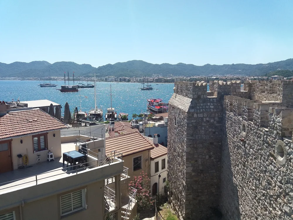 Marmaris Kalesi duvarlarından denize ve kıyıya bakış