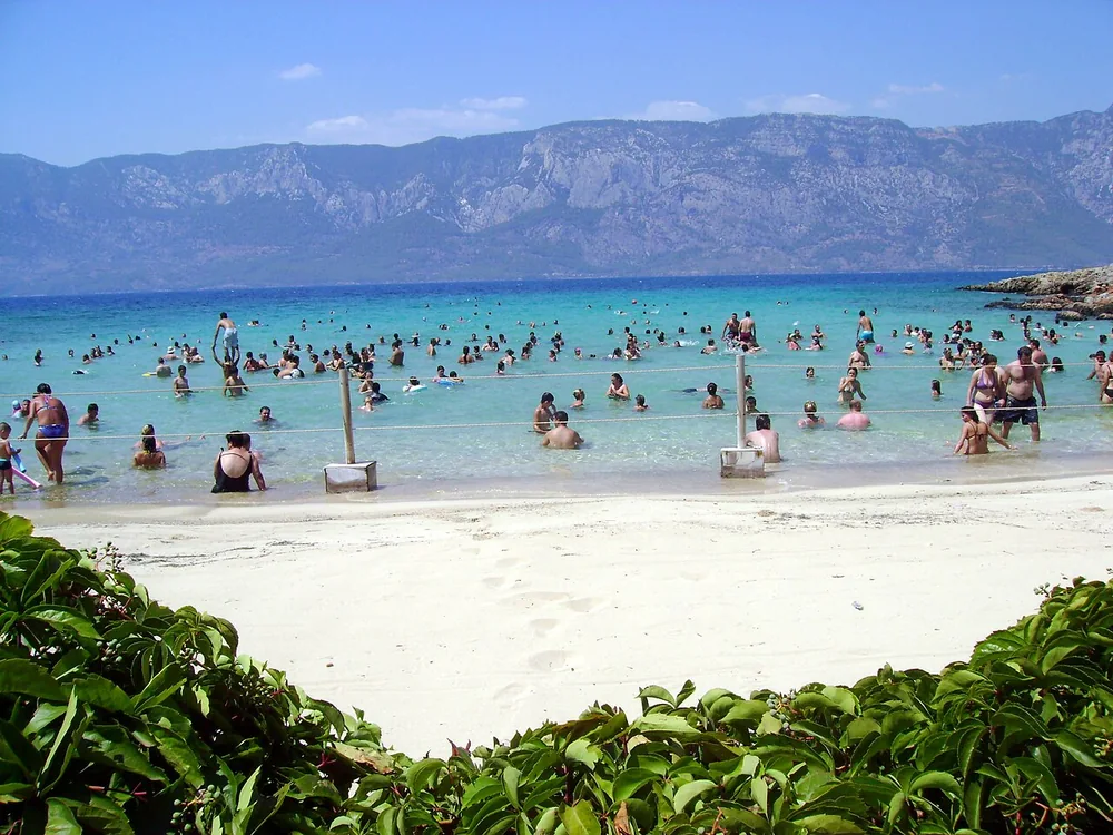 Sedir Adası Kleopatra Plajı ve açık mavi deniz