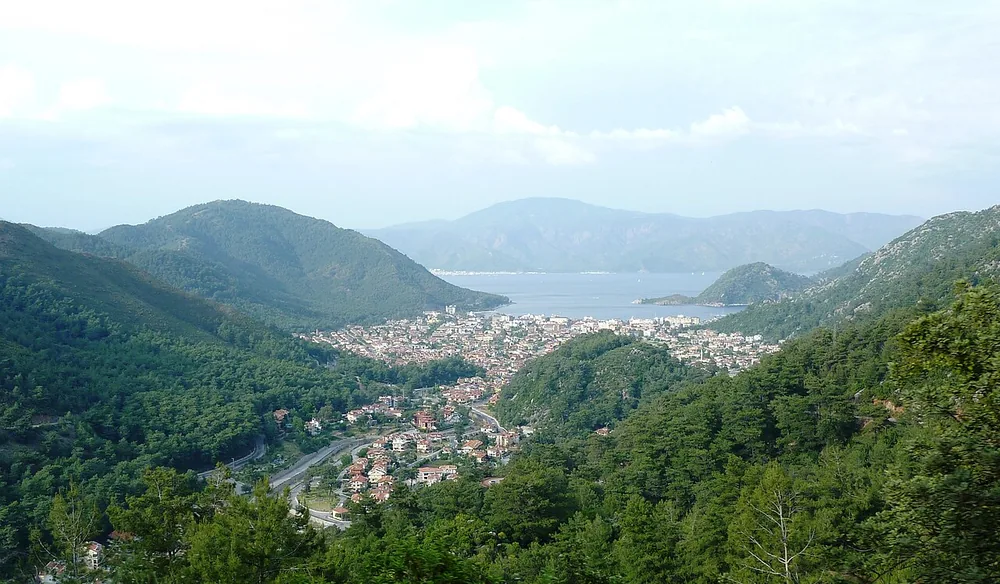 Turunç yolu üzerinden İçmeler ve körfez manzarası