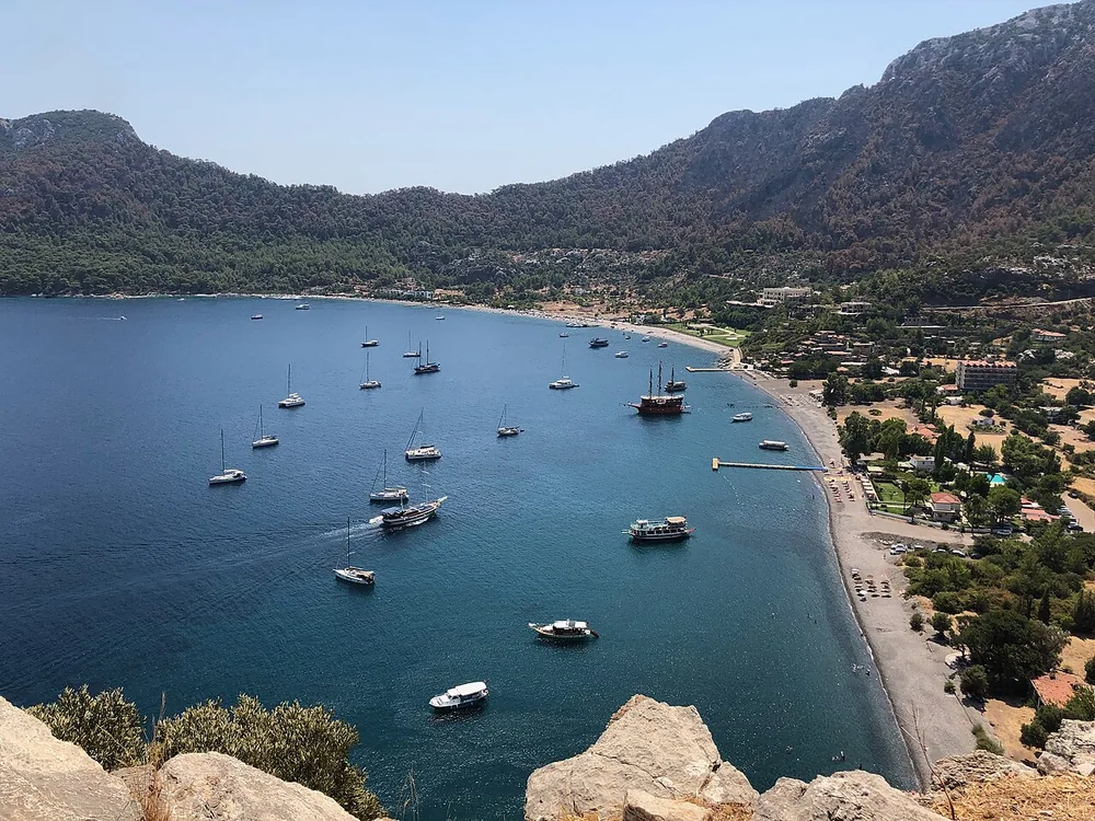 Marmaris Kumlubük Plajı ve koydaki tekneler