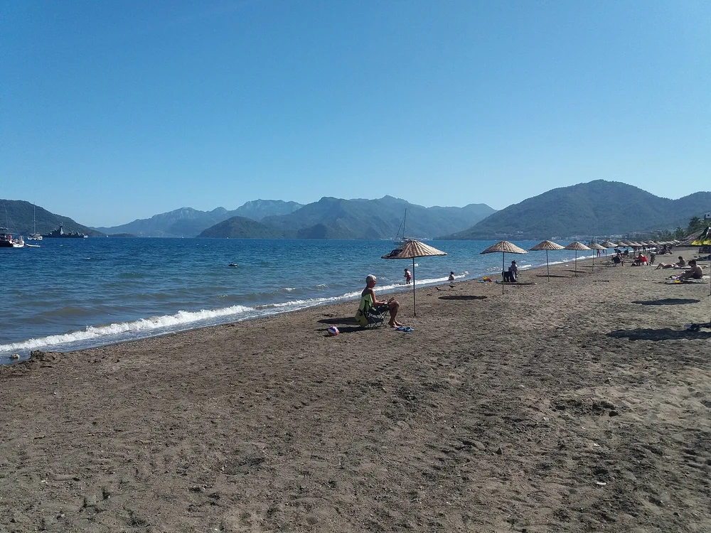 Marmaris merkezindeki halk plajı ve deniz