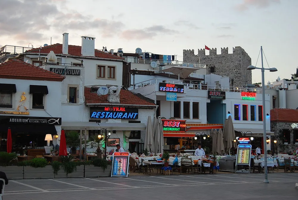 Marmaris merkezinde bar ve restoranların bulunduğu sokak