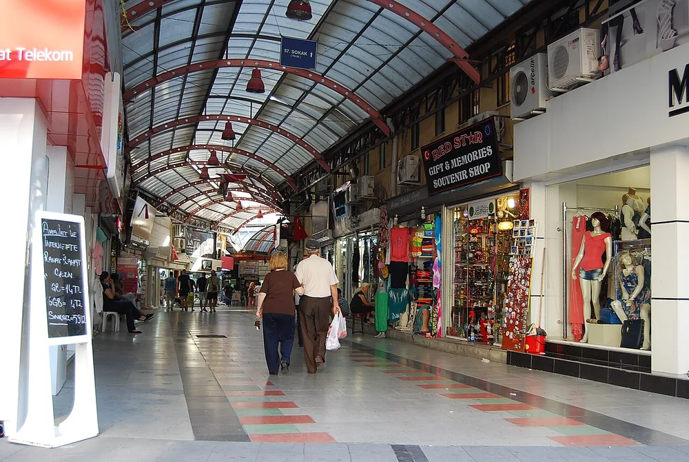 Marmaris kapalı alışveriş sokağının içinden görünüm
