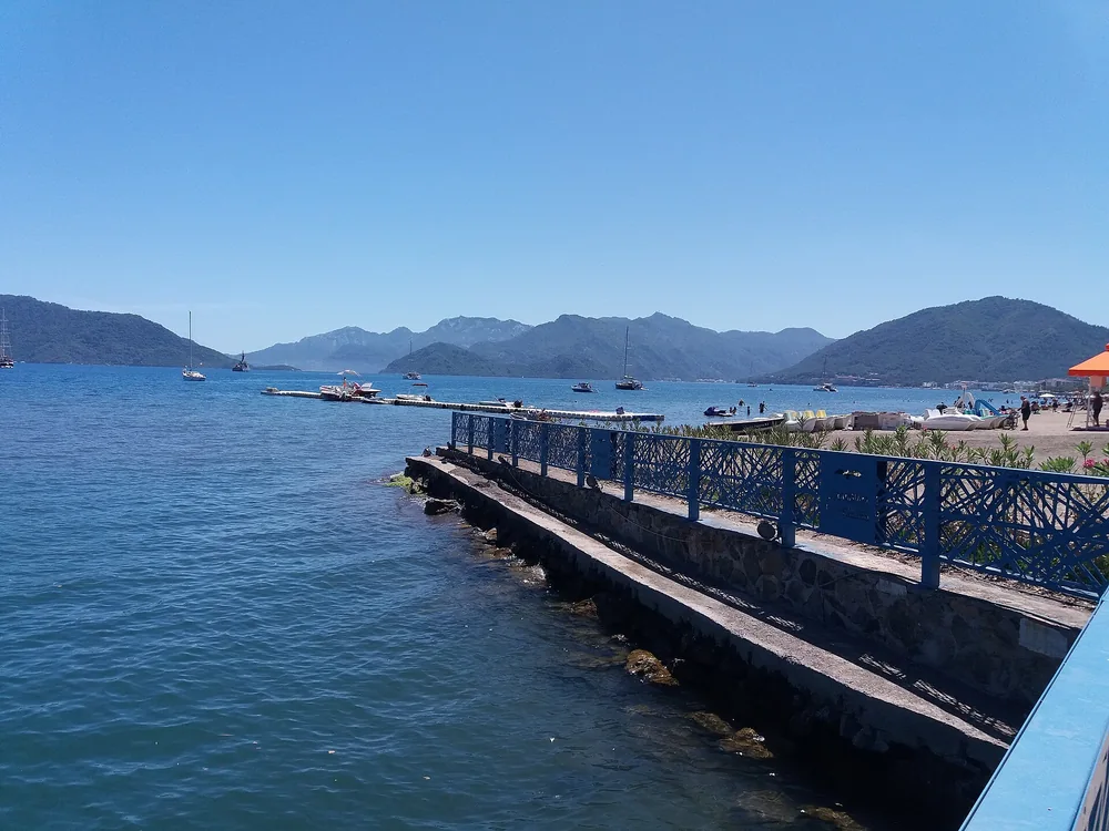 Marmaris kıyısında denize uzanan iskele ve körfez manzarası