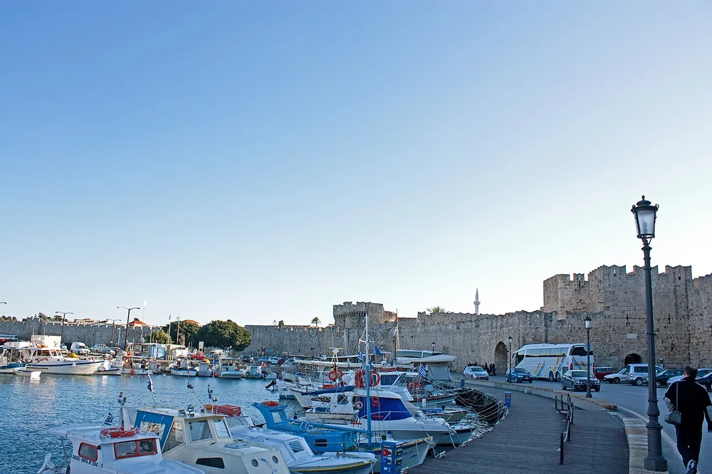 Rodos limanında tekneler ve tarihi kıyı yapıları